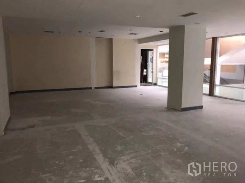 办公空间 出租在Bang Rak, Bangkok - 宽敞毛坯办公区，设大窗并可通往走廊。