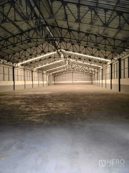 Warehouse for rent in Lat Krabang, Bangkok - Deep-span warehouse interior with steel trusses and lighting