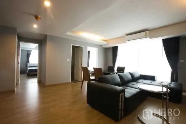 คอนโด ให้เช่าในKhlong Toei, Bangkok - ห้องนั่งเล่นแบบเปิดโล่ง โซฟาเข้ามุม ชุดทานอาหาร และพื้นไม้ ในคอนโดสุขุมวิท ใกล้ BTS อ่อนนุช