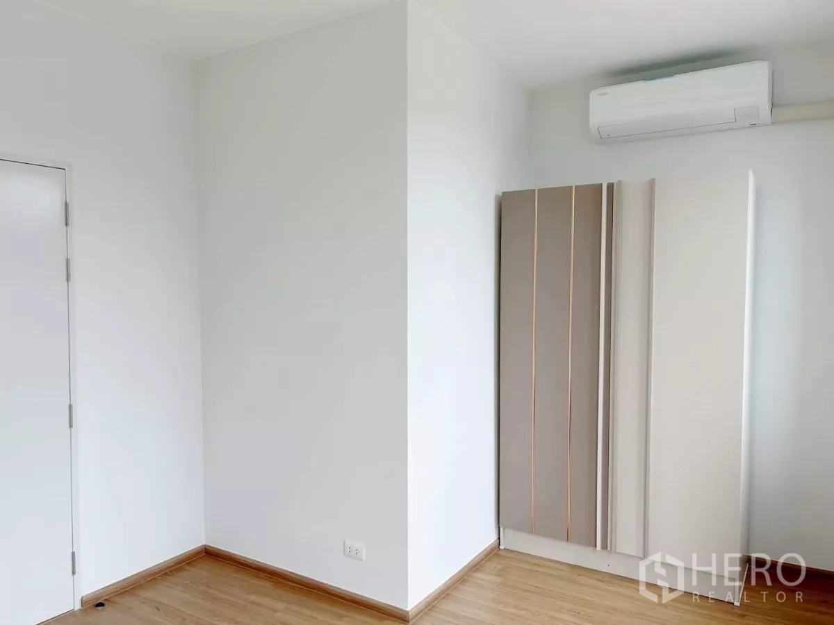 ทาวน์เฮาส์ ให้เช่าในBang Phli, Samut Prakan - มุมห้องอเนกประสงค์ ตู้เสื้อผ้าบานเลื่อน ผนังสีขาว และเครื่องปรับอากาศ