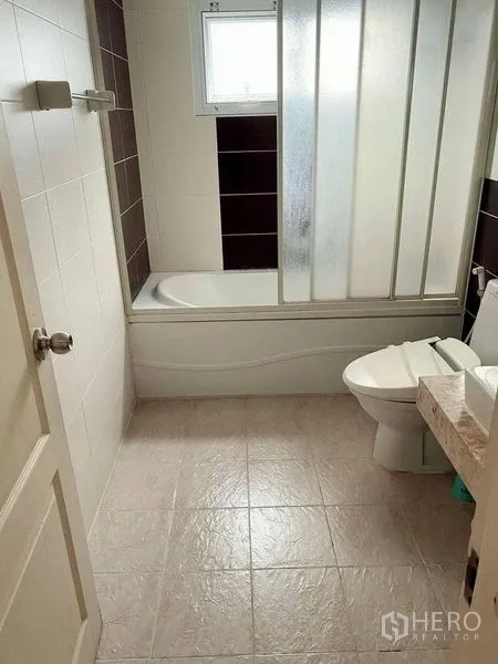 คอนโด ให้เช่าในWatthana, Bangkok - ห้องน้ำที่สองพร้อมอ่างอาบน้ำ ฉากกั้นกระจกฝ้า และพื้นกระเบื้อง