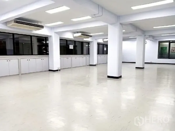 办公空间 出租在Watthana, Bangkok - 宽敞办公内景，窗下内置储物柜，天花嵌入式空调。