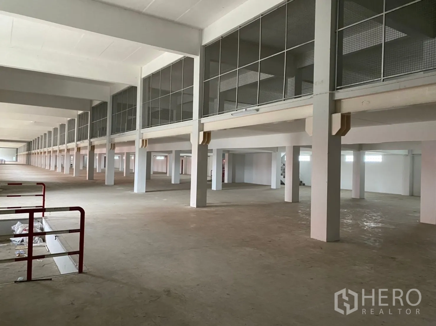 货栈 出租在Lat Krabang, Bangkok - 挑高仓库大厅，设大型夹层与金属网围护