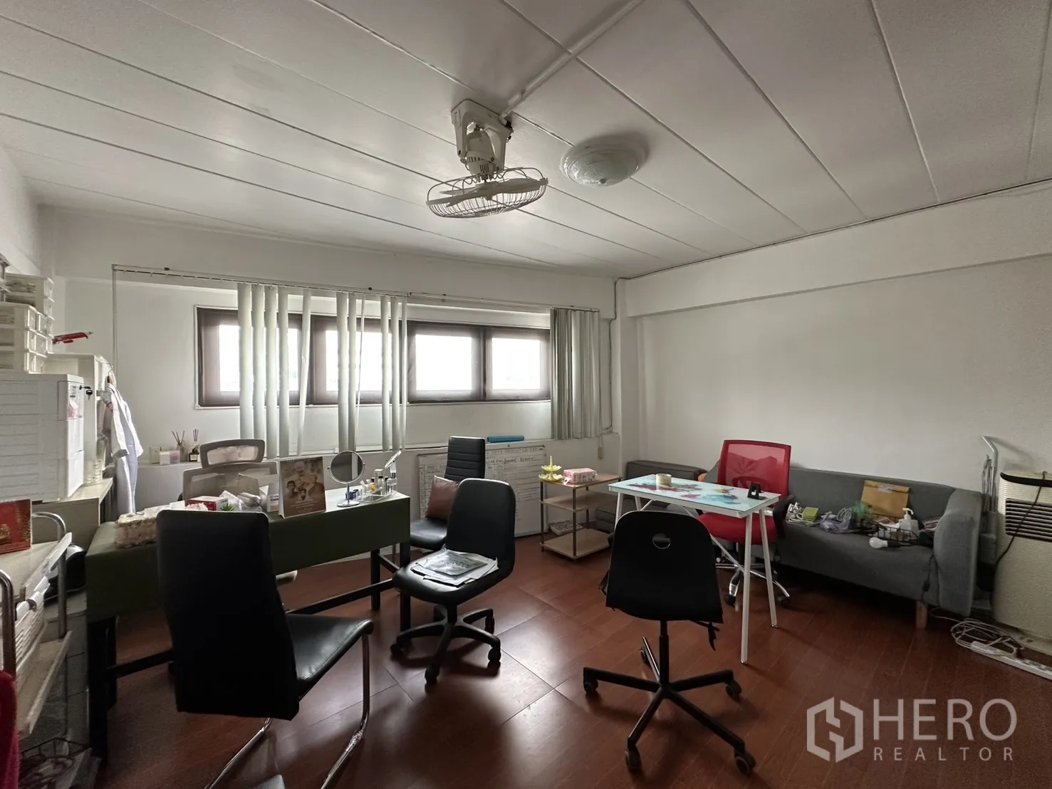 店屋 for rent in Phra Khanong, Bangkok - 明亮办公室，配桌椅与窗户。