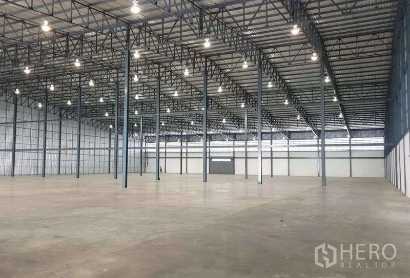 คลังสินค้า ให้เช่าในMueang Samut Prakan, Samut Prakan - พื้นที่โกดังขนาดใหญ่ โครงสร้างเหล็กและไฟติดตั้งเป็นระยะ