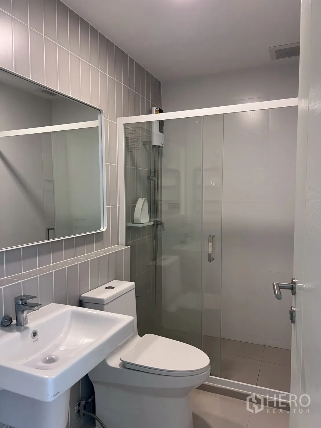 ทาวน์เฮาส์ ให้เช่าในBang Phli, Samut Prakan - ห้องน้ำพร้อมตู้กระจกอาบน้ำ สุขภัณฑ์และอ่างล้างหน้า