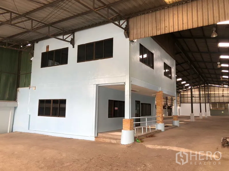 Warehouse for rent in Sai Noi, Nonthaburi - Corner view of the elevated two-storey office within the main hall.