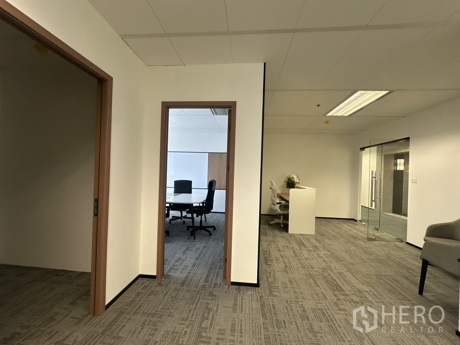 办公室 for rent in Pathum Wan, Bangkok - 走廊通向会议室与玻璃入口门。