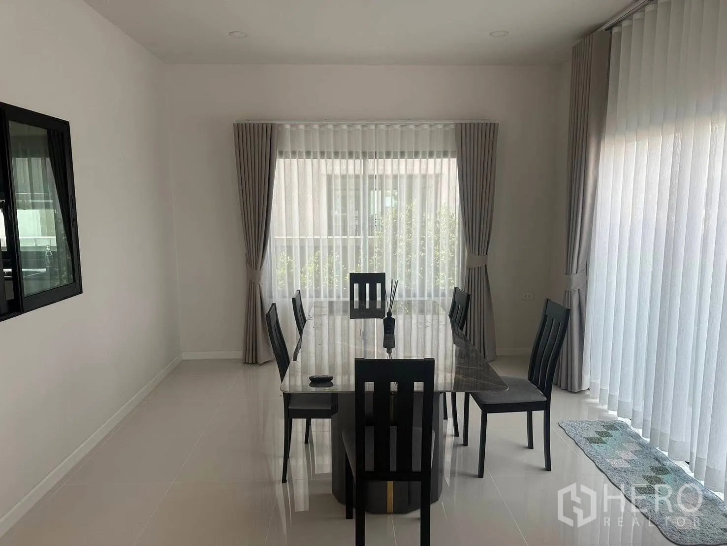 บ้านเดี่ยว for rent in Bang Phli, Samut Prakan - พื้นที่รับประทานอาหารสว่าง โต๊ะยาวพร้อมเก้าอี้หกตัว รายล้อมด้วยหน้าต่างบานใหญ่