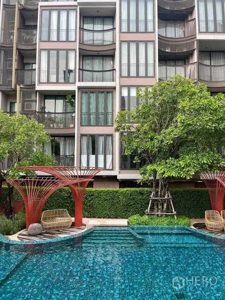 คอนโด ขายในWatthana, Bangkok - อาคารคอนโดพร้อมกระจกบานใหญ่ มองเห็นสระและสวนเขียวขจี