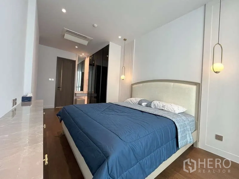 คอนโด ให้เช่าหรือขายในSathon, Bangkok - ห้องนอนใหญ่เตียงคิง ไฟแขวน และตู้เสื้อผ้าบานกระจก