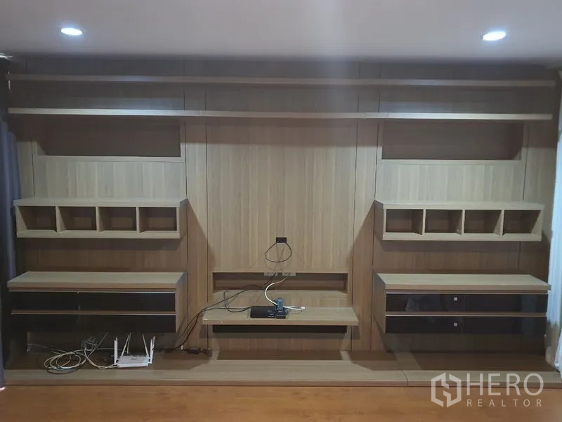 Townhouse for rent in Phaya Thai, Bangkok - Close-up of built-in entertainment wall with shelves, drawers and cable outlets.