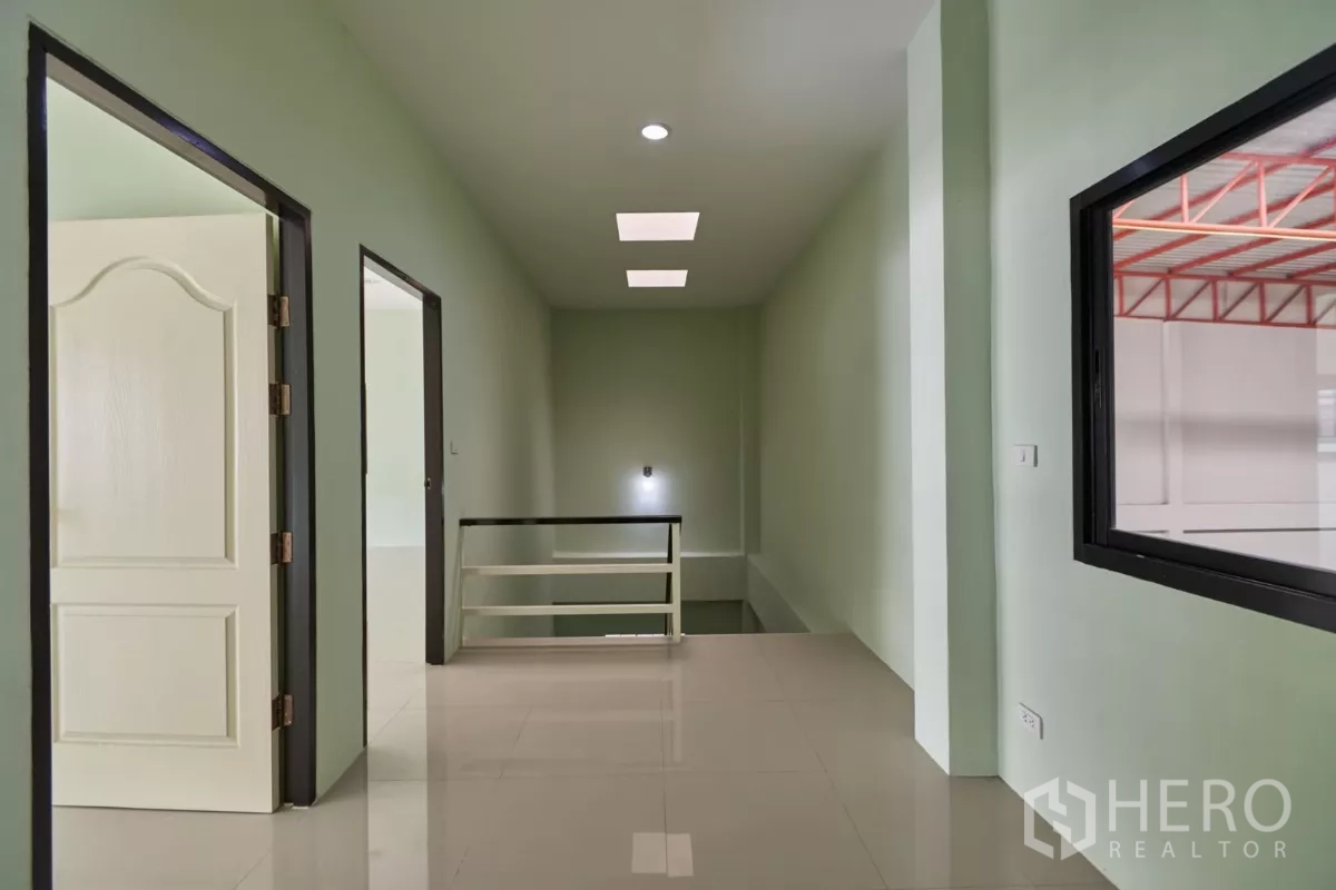 โรงงาน ให้เช่าในMueang Samut Sakhon, Samut Sakhon - โถงทางเดินเชื่อมห้องต่าง ๆ พร้อมประตูเข้าส่วนห้องน้ำ.