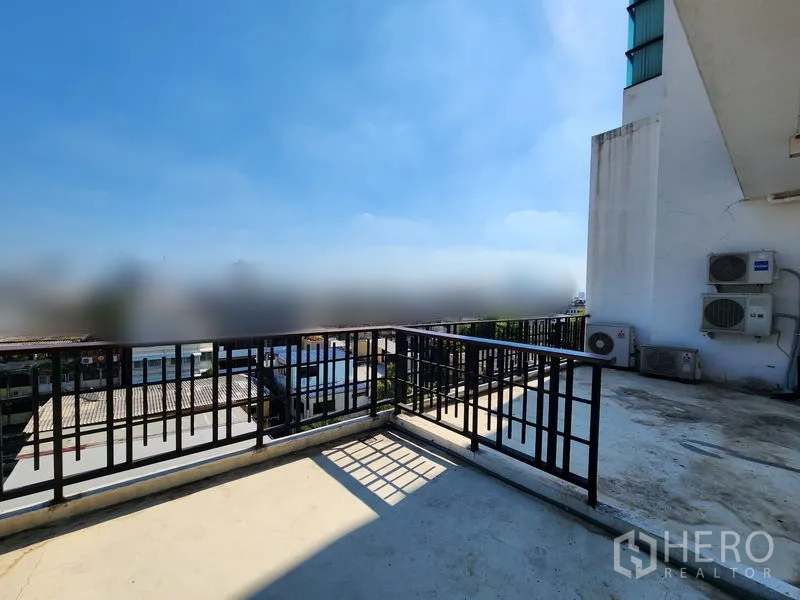 พื้นที่ขายปลีก ให้เช่าในBang Rak, Bangkok - เทอเรซกลางแจ้งพร้อมราวเหล็กและมุมมองเมืองกว้าง