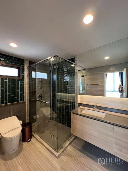 Detached House for rent in Bang Kapi, Bangkok - Contemporary bathroom with glass shower, green subway tiles and floating vanity.