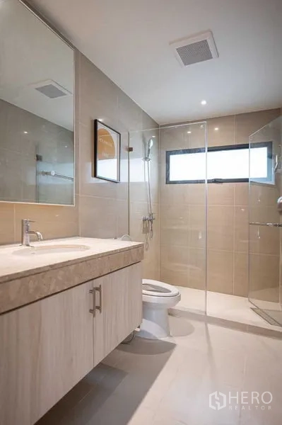 คอนโด ให้เช่าหรือขายในPathum Wan, Bangkok - ห้องน้ำสมัยใหม่ เคาน์เตอร์หินอ่อน ฝักบัวกระจก และกระเบื้องสีเบจ