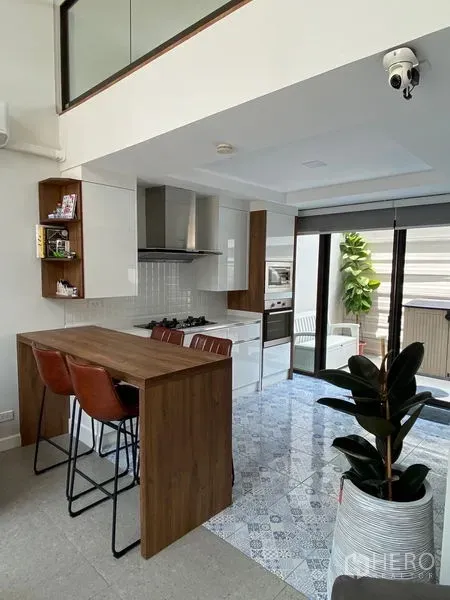 ทาวน์เฮาส์ ให้เช่าในSuan Luang, Bangkok - ครัวเปิดพร้อมเคาน์เตอร์บาร์ ตู้สีขาว เตาแก๊ส และประตูกระจกเลื่อนออกลาน