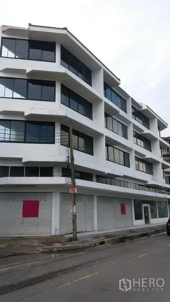 อาคารพาณิชย์ ขายในChatuchak, Bangkok - อาคารพาณิชย์หลายชั้น ฟาซาดสีขาวทันสมัย หน้ากว้างกระจก ชั้นล่างประตูม้วน