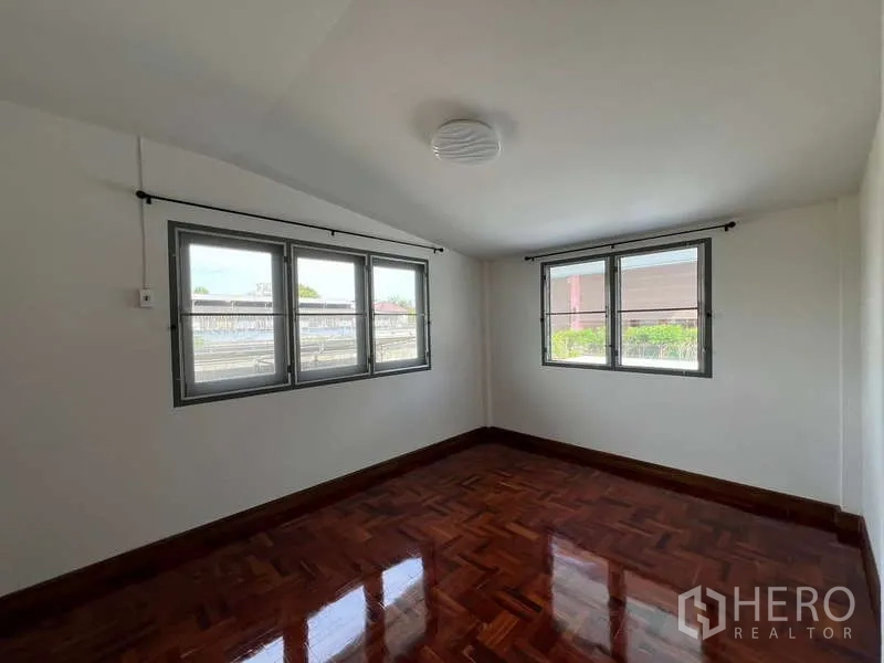 บ้าน ให้เช่าในBang Na, Bangkok - ห้องนอนชั้นบนสว่าง หน้าต่างหลายบาน พื้นปาร์เกต์เงางาม