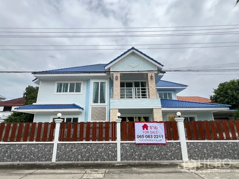 บ้าน ขายในMin Buri, Bangkok - บ้านเดี่ยวสองชั้นหลังคาสีน้ำเงินและรั้วหน้าบ้าน มินบุรี