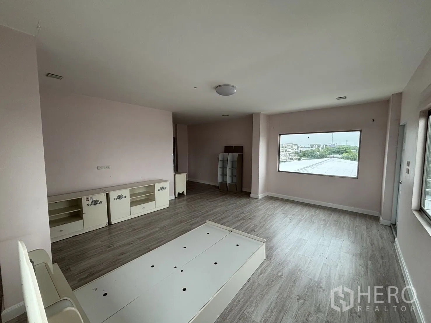 คลังสินค้า ให้เช่าหรือขายในWang Thonglang, Bangkok - ห้องนอนโทนชมพูกว้าง มีฐานเตียงและหน้าต่างบานใหญ่