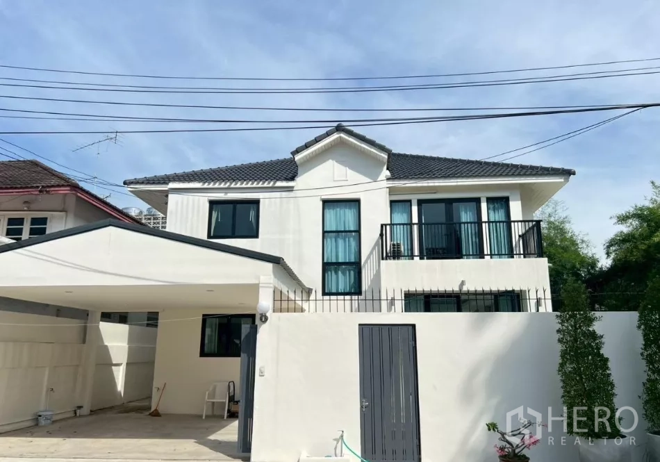 บ้าน ให้เช่าในSuan Luang, Bangkok - บ้านเดี่ยวสีขาวสองชั้นสมัยใหม่ พร้อมที่จอดรถในรั้วและระเบียง เขตสวนหลวง.