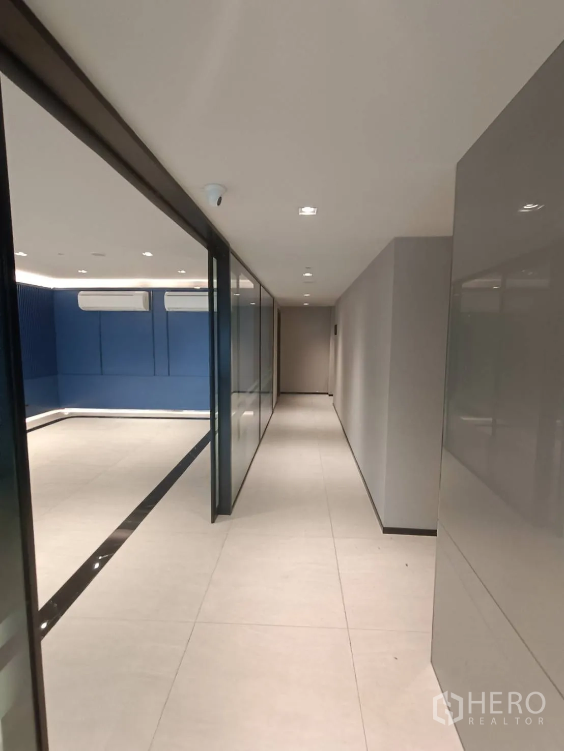 สำนักงานที่บ้าน ให้เช่าหรือขายในPhra Khanong, Bangkok - โถงทางเดินพร้อมผนังกระจก พื้นกระเบื้อง และไฟสปอตไลท์เพดาน