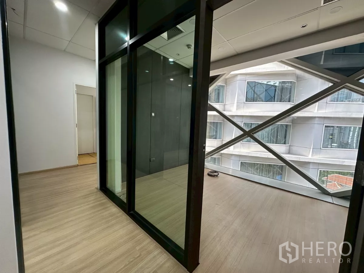 สำนักงาน ให้เช่าในWatthana, Bangkok - ห้องกระจกขนาดเล็ก ข้างหน้าต่างโครงเหล็กไขว้ รับแสงธรรมชาติ
