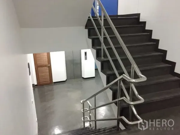 สำนักงาน ให้เช่าในKhlong Toei, Bangkok - บันไดภายในราวสแตนเลส เชื่อมต่อโถงลิฟต์