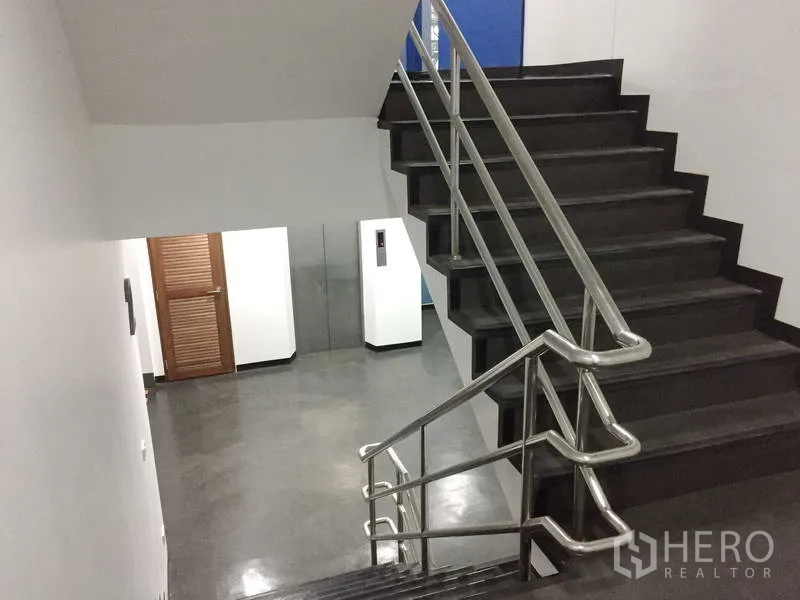 สำนักงาน ให้เช่าในKhlong Toei, Bangkok - บันไดภายในราวสแตนเลส เชื่อมต่อโถงลิฟต์