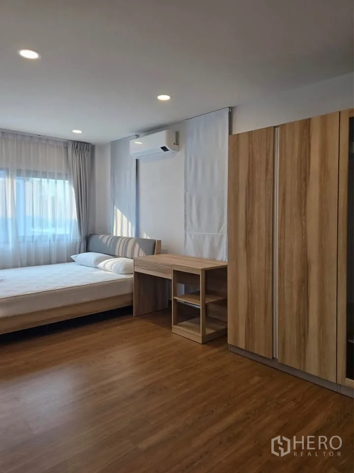 บ้านเดี่ยว for rent or sale in Bang Phli, Samut Prakan - ห้องนอนกว้างพร้อมโต๊ะทำงาน ตู้เสื้อผ้า และเครื่องปรับอากาศ
