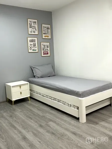 คอนโด ขายในKhlong Toei, Bangkok - ห้องนอนเล็กอบอุ่น เตียงเดี่ยวพร้อมเตียงล่าง โต๊ะหัวเตียง และพื้นลามิเนต