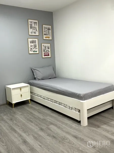 คอนโด ขายในKhlong Toei, Bangkok - ห้องนอนเล็กอบอุ่น เตียงเดี่ยวพร้อมเตียงล่าง โต๊ะหัวเตียง และพื้นลามิเนต