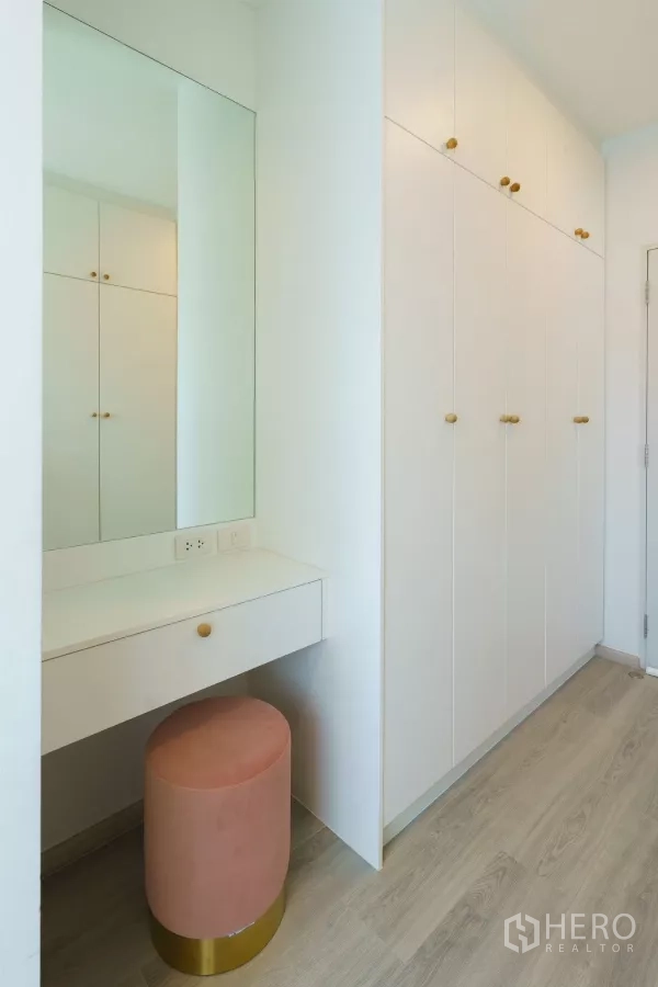 Detached House for rent in Bang Phli, Samut Prakan - Vanity area with full-height mirror, pink stool and tall wardrobes.