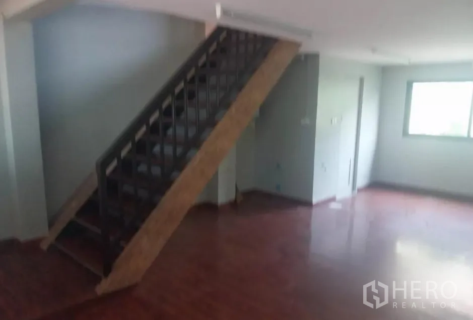 พื้นที่ขายปลีก ให้เช่า - พื้นที่โล่งมีบันไดขึ้นชั้นลอยและหน้าต่าง เหมาะเก็บของ