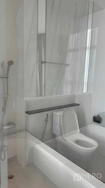 คอนโด ให้เช่าในBang Na, Bangkok - ห้องน้ำสมัยใหม่พร้อมอ่างอาบน้ำและฝักบัว โถสุขภัณฑ์ และผนังลายหินอ่อนกั้นกระจก