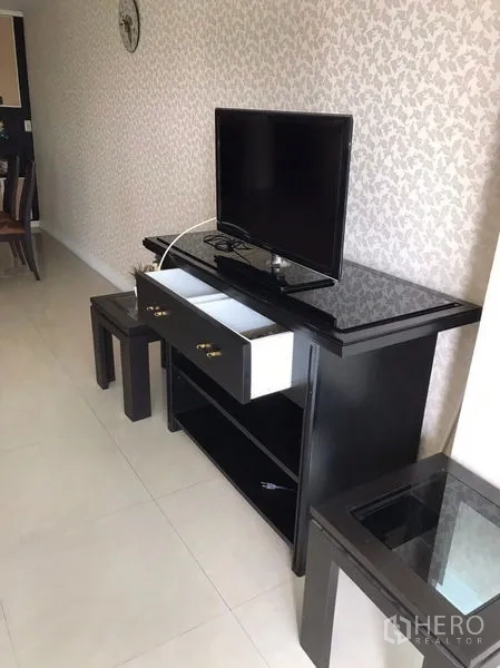 คอนโด ขายในWatthana, Bangkok - ตู้วางทีวีลิ้นชักเปิด พร้อมม้านั่งในห้องนั่งเล่น