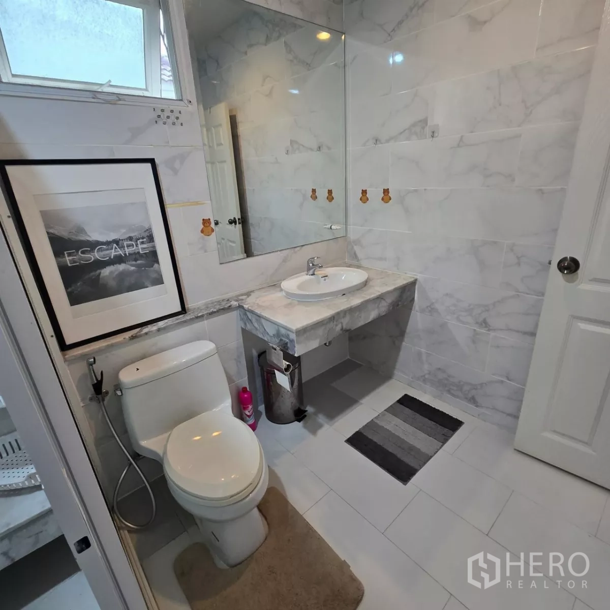 บ้าน ให้เช่าในMueang Pathum Thani, Pathum Thani - เคาน์เตอร์อ่างล้างหน้าและโถสุขภัณฑ์ในห้องน้ำปูกระเบื้องหินอ่อน