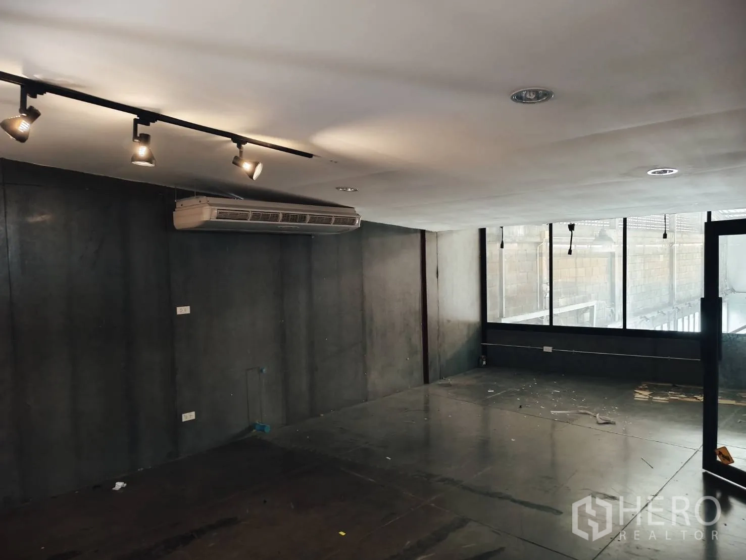 คลังสินค้า ให้เช่าในKhlong Toei, Bangkok - ห้องออฟฟิศติดแอร์ ไฟราง และผนังคอนกรีตสีเข้ม