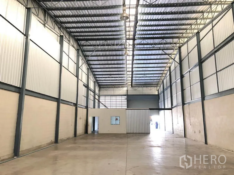 คลังสินค้า ให้เช่าในMueang Samut Prakan, Samut Prakan - ฮอลล์เก็บของยาว มีห้องออฟฟิศกั้นผนังและประตูม้วนด้านใน