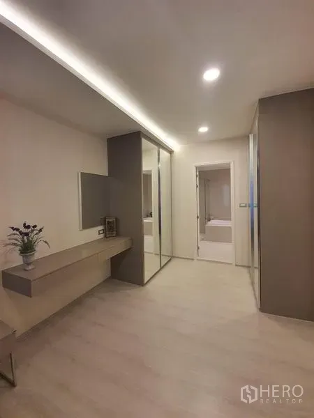 公寓 出租在Khlong Toei, Bangkok - 更衣区设墙面镜、内置书妆台、推拉镜面衣柜，通向卫浴。