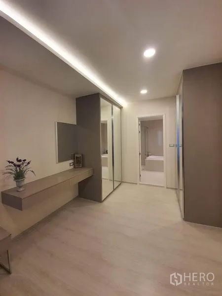 公寓 出租在Khlong Toei, Bangkok - 更衣区设墙面镜、内置书妆台、推拉镜面衣柜，通向卫浴。