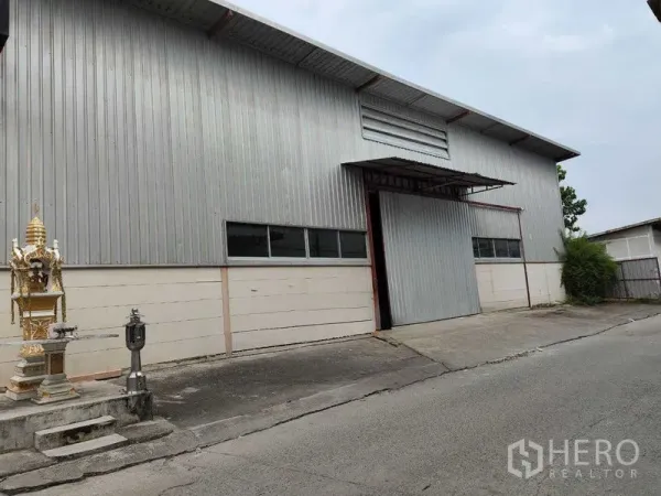 คลังสินค้า ให้เช่าในBang Kapi, Bangkok - ภายนอกโกดังผนังเมทัลชีท ประตูขนาดใหญ่ ติดถนนภายในซอยบางกะปิ