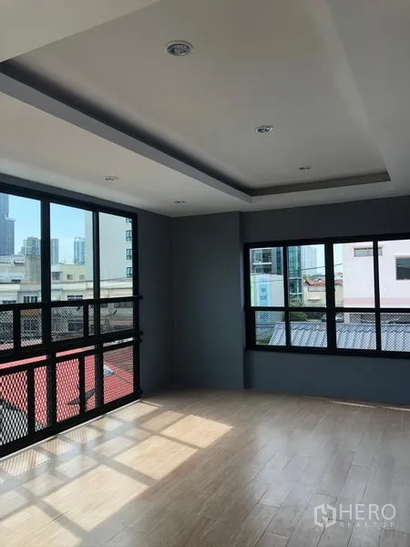 สำนักงานที่บ้าน ให้เช่าในSuan Luang, Bangkok - พื้นที่ออฟฟิศสว่าง เพดานหลุม หน้าต่างหลายด้าน พื้นลายไม้