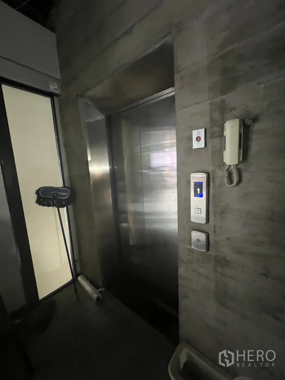 อาคารพาณิชย์ ให้เช่าในBang Rak, Bangkok - ลิฟต์โดยสารประตูสแตนเลสในผนังคอนกรีต