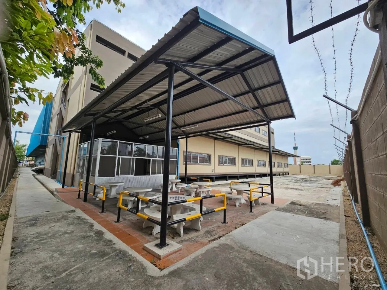 โรงงาน for rent in Si Racha, Chon Buri - ศาลาพักรับประทานอาหารพนักงานข้างอาคารโรงงาน