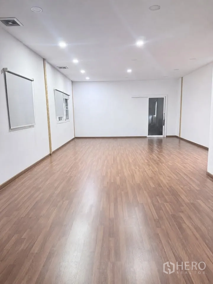仓库 for rent in Bang Khun Thian, Bangkok - 成品办公室，天花筒灯与木纹地板