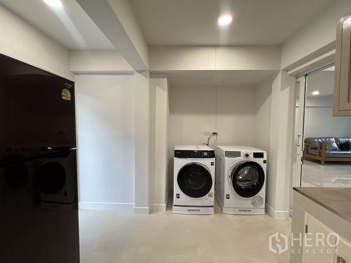 Detached House for rent in Saphan Sung, Bangkok - Laundry area with Hitachi washer and dryer next to the kitchen.
