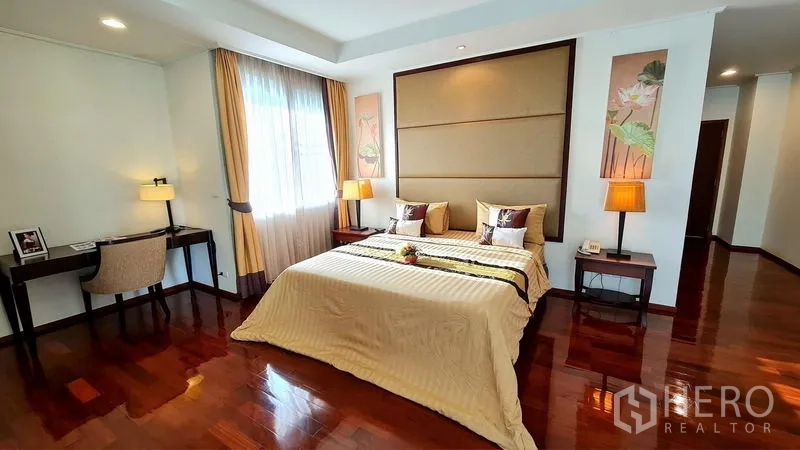 คอนโด ให้เช่าในWatthana, Bangkok - ห้องนอนใหญ่กว้าง เตียงคิงไซส์ พื้นไม้ โคมไฟ และแสงธรรมชาติ