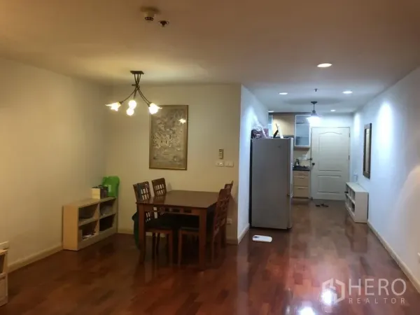 公寓 出租在Bang Rak, Bangkok - State Tower 公寓内的开放式餐区，木地板、吊灯与过道厨房，位于邦拉克区